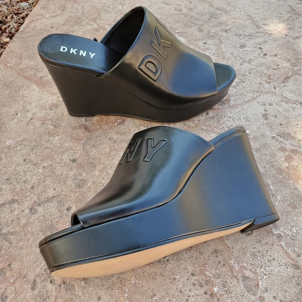 SUPER RARE 🖤 DKNY Raised Logo Black Wedge Mules 9 - Picture 4 of 9